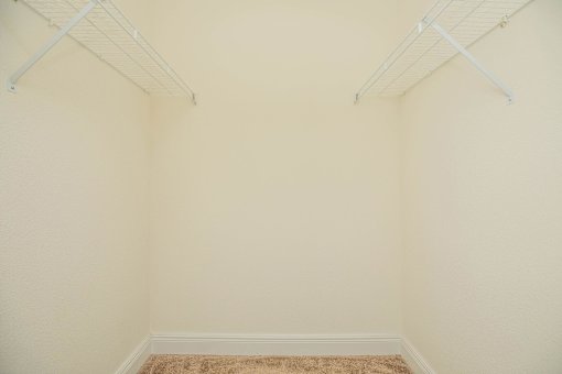A room with white walls and a carpeted floor. at The Cove at State Street Apartments, Louisiana