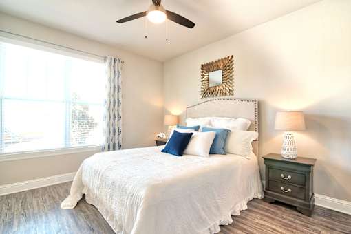 Beautiful Bright Bedroom at Silver Oaks Apartments, Gonzales, LA 70737