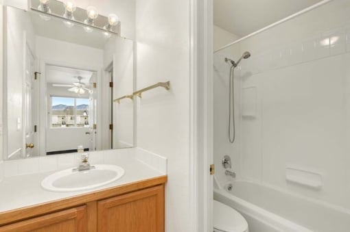 bathroom with full sized tub