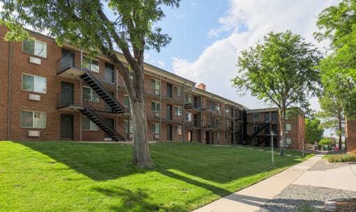 spacious courtyard with green grass at The Wesley Apartments, Denver, CO  