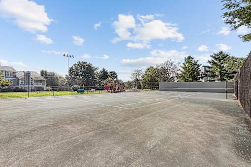 the tennis court at the preserve at ballantyne commons apartments