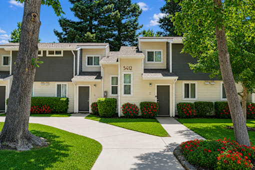A house with the number 5412 on the front.