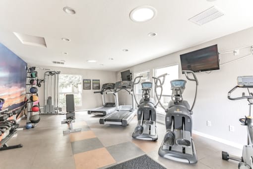 the gym at the shiloh green apartments in kennesaw, ga