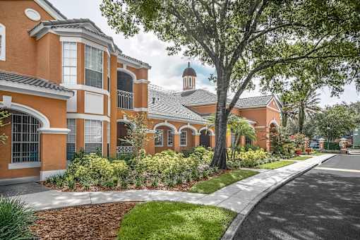 the building exterior at Henley Tampa Palms Apartments, Tampa, 33647