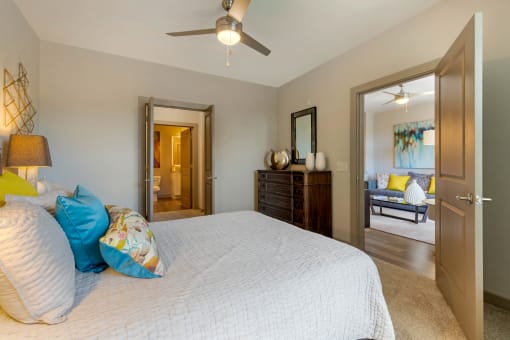 bedroom with ceiling fan and dresser,at 1010 Dilworth Apartments, North Carolina, 28204
