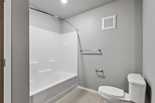 bathroom with tub