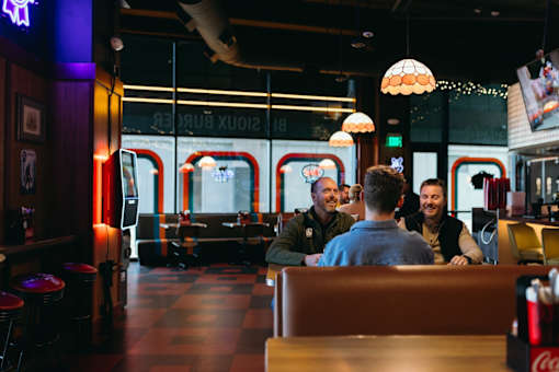 A group of people are sitting at a table in a restaurant.