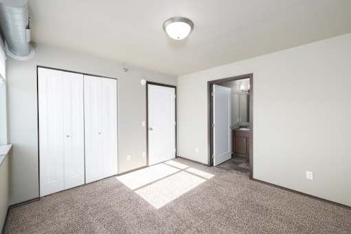 A room with a carpeted floor and a white ceiling with a light fixture.