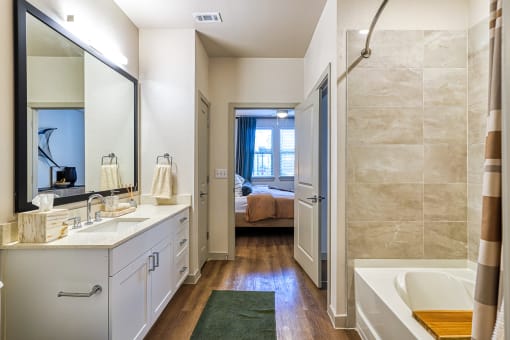 Bath at Birdie on Woodland Greens, Austin