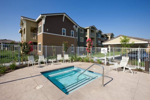 Vintage at Natomas Field hot tub