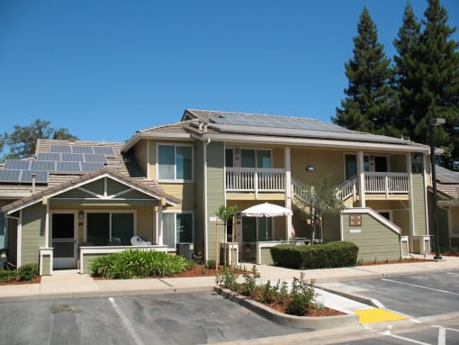 Vintage Oaks building exterior