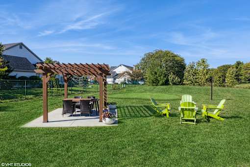 A backyard with a picnic table and chairs at Island Club Apartments, Columbus, OH