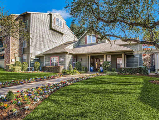Courtyard With Green Space at Newport Apartments, Irving, TX