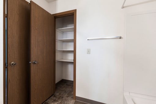 Arbor 406 Apartments | 1 Bdrm - Linen Closet-Bath