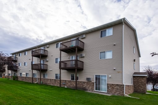 exterior of Aspen Ridge Apartments in Fargo, ND