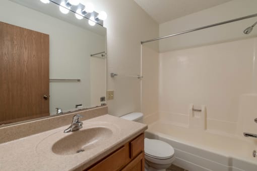 Belmont Apartments | Bathroom