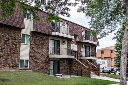 Brandon Apartments exterior| Bismarck, ND
