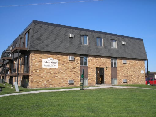 Dakota Manor Apartments | Fargo, ND
