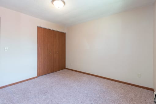 Spacious Room with Carpeting at Parkview Arms Apartments in Bismarck, ND