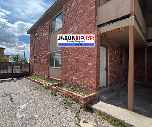 A brick building with a sign that says "Jaxonixas" on it.