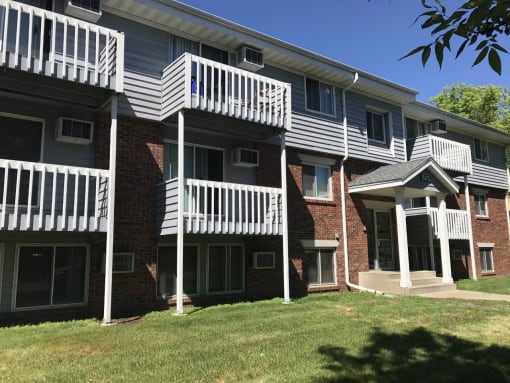 Property Exterior at Covington Place Apartments, St Cloud