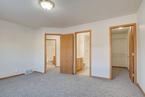 Unfurnished Living Room at Royal Oaks Apartments, Fargo
