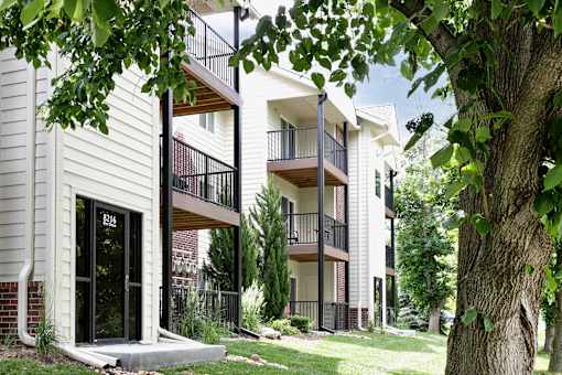 One- two- and three-bedroom apartment homes featuring amenities like three pools, fitness center, basketball court and much more at The Pointe in La Vista, NE