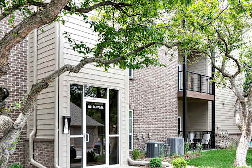 One- two- and three-bedroom apartment homes featuring amenities like three pools, fitness center, basketball court and much more at The Pointe in La Vista, NE