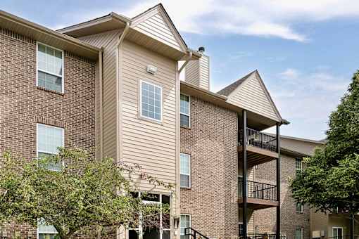 One- two- and three-bedroom apartment homes featuring amenities like three pools, fitness center, basketball court and much more at The Pointe in La Vista, NE