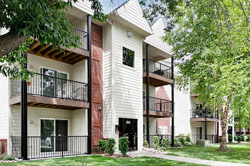 One- two- and three-bedroom apartment homes featuring amenities like three pools, fitness center, basketball court and much more at The Pointe in La Vista, NE