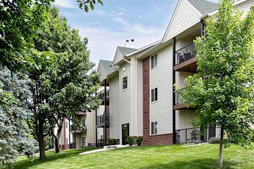 One- two- and three-bedroom apartment homes featuring amenities like three pools, fitness center, basketball court and much more at The Pointe in La Vista, NE