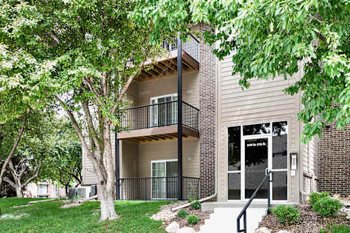 One- two- and three-bedroom apartment homes featuring amenities like three pools, fitness center, basketball court and much more at The Pointe in La Vista, NE
