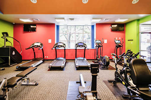 One- two- and three-bedroom apartment homes featuring amenities like three pools, fitness center, basketball court and much more at The Pointe in La Vista, NE