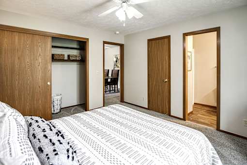 One- two- and three-bedroom apartment homes featuring amenities like three pools, fitness center, basketball court and much more at The Pointe in La Vista, NE