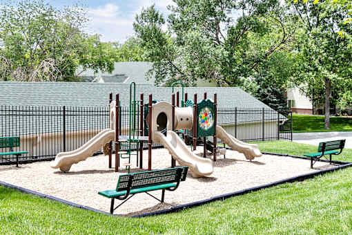 One- two- and three-bedroom apartment homes featuring amenities like three pools, fitness center, basketball court and much more at The Pointe in La Vista, NE