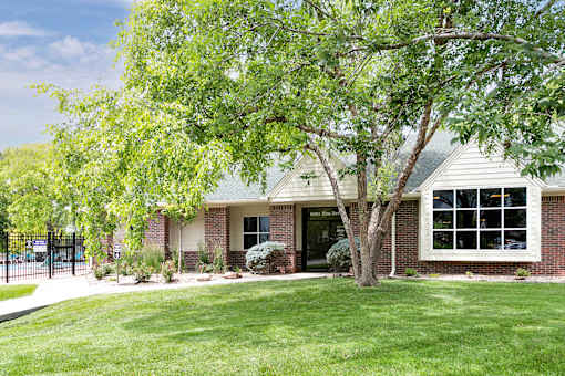 One- two- and three-bedroom apartment homes featuring amenities like three pools, fitness center, basketball court and much more at The Pointe in La Vista, NE