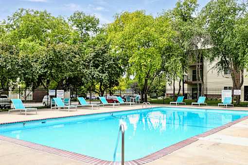 One- two- and three-bedroom apartment homes featuring amenities like three pools, fitness center, basketball court and much more at The Pointe in La Vista, NE