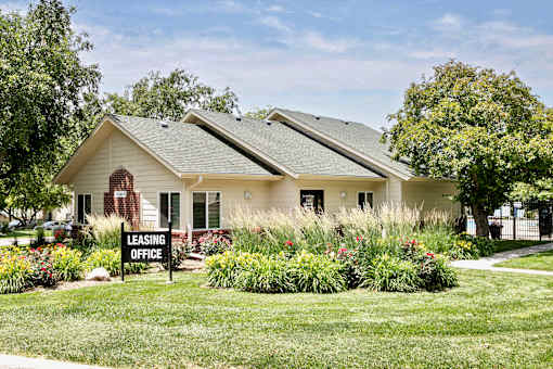 One- two- and three-bedroom apartment homes featuring amenities like three pools, fitness center, basketball court and much more at The Pointe in La Vista, NE