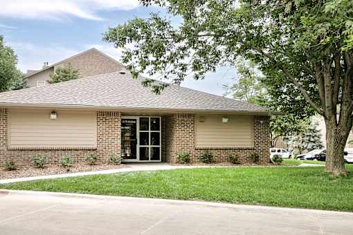 One- two- and three-bedroom apartment homes featuring amenities like three pools, fitness center, basketball court and much more at The Pointe in La Vista, NE