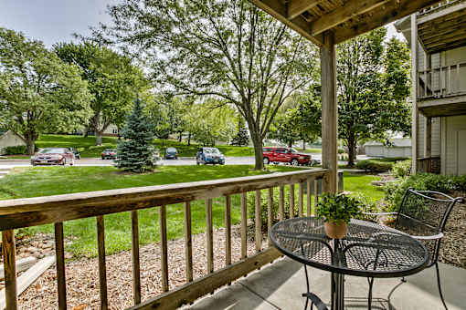 One two and three-bedroom apartment homes featuring amenities like three pools, fitness center, basketball court and much more at The Pointe in La Vista, NE