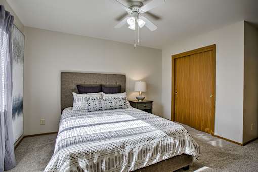 One two and three-bedroom apartment homes featuring amenities like three pools, fitness center, basketball court and much more at The Pointe in La Vista, NE
