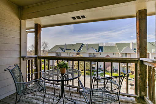 One two and three-bedroom apartment homes featuring amenities like three pools, fitness center, basketball court and much more at The Pointe in La Vista, NE