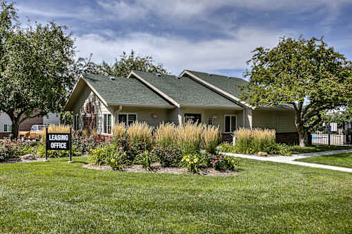 One two and three-bedroom apartment homes featuring amenities like three pools, fitness center, basketball court and much more at The Pointe in La Vista, NE