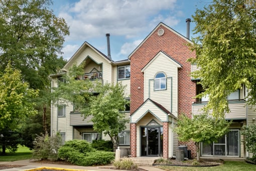Property Exterior at Somerset Apartments in Lincoln, NE
