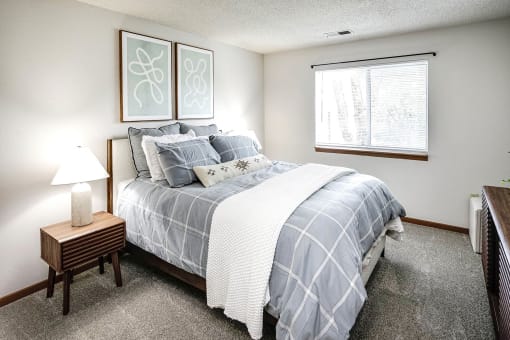 One and two bedroom apartment homes with efficient appliances, in-unit washer & dryer, walk-in closets, and some updated units available at Somerset Apartments in Lincoln, NE