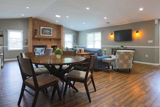 Clubroom With Dining Area at Pointe North Apartments, Bethlehem