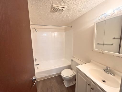 Lansing Apartments bathroom