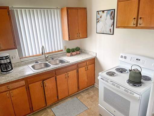 Spacious kitchen in East Lansing Apartments near Michigan State University | Brookport