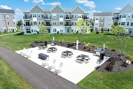 Resident picnic area at Hudsonville, MI Apartments and Townehomes | Elmwood Lake Apartments in Hudsonville MI