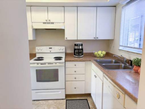 Spacious Kitchen in East Lansing Apartments near Michigan State University | Holiday Townhomes